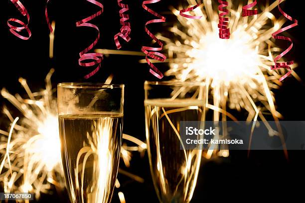 Photo libre de droit de Verres De Champagne En Face De Feux Dartifice Au Nouvel An 2016 banque d'images et plus d'images libres de droit de 2014