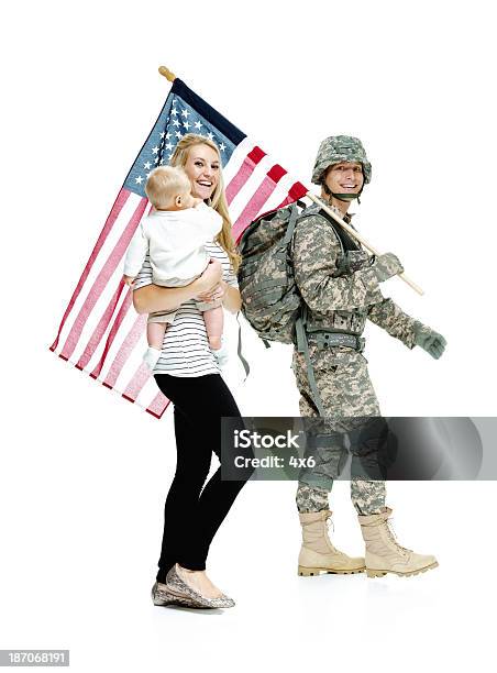 Soldier Llevar Una Bandera Estadounidense Con Su Esposa Foto de stock y más banco de imágenes de 20 a 29 años