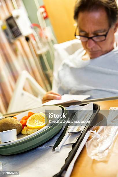 선임 병원 부러워합니다 유클리드의 석식 메뉴 먹기에 대한 스톡 사진 및 기타 이미지 - 먹기, 사람들, 쟁반