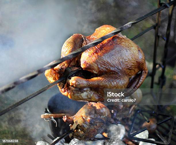하띤 로스팅용 Over 영업중 화재 흡연합니다 복사 공간이 있습니다 닭에 대한 스톡 사진 및 기타 이미지 - 닭, 닭고기, 로티세리
