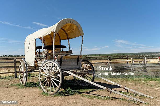 馬車幌馬車 - しゃがむのストックフォトや画像を多数ご用意 - しゃがむ, アメリカ文化, ウェスタン