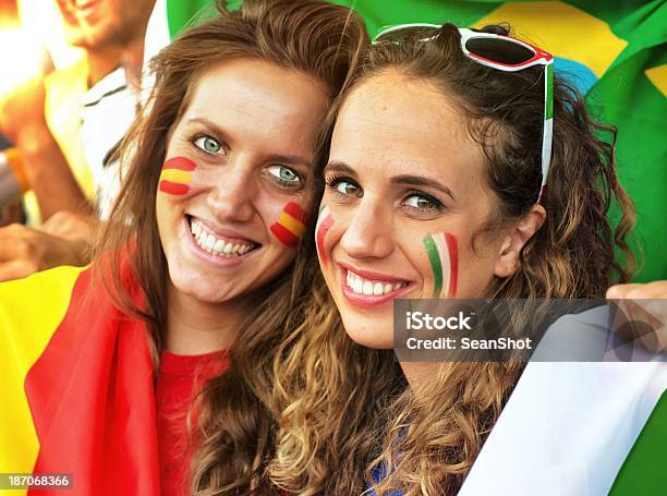 Italiano Y Español Ventiladores Foto de stock y más banco de imágenes de Fútbol - Fútbol, Aficionado, Audiencia