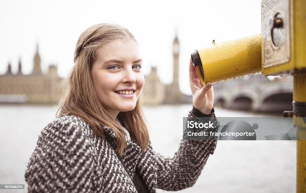 Turysta patrząc przez obuoczne w Londynie - Zbiór zdjęć royalty-free (20-29 lat)