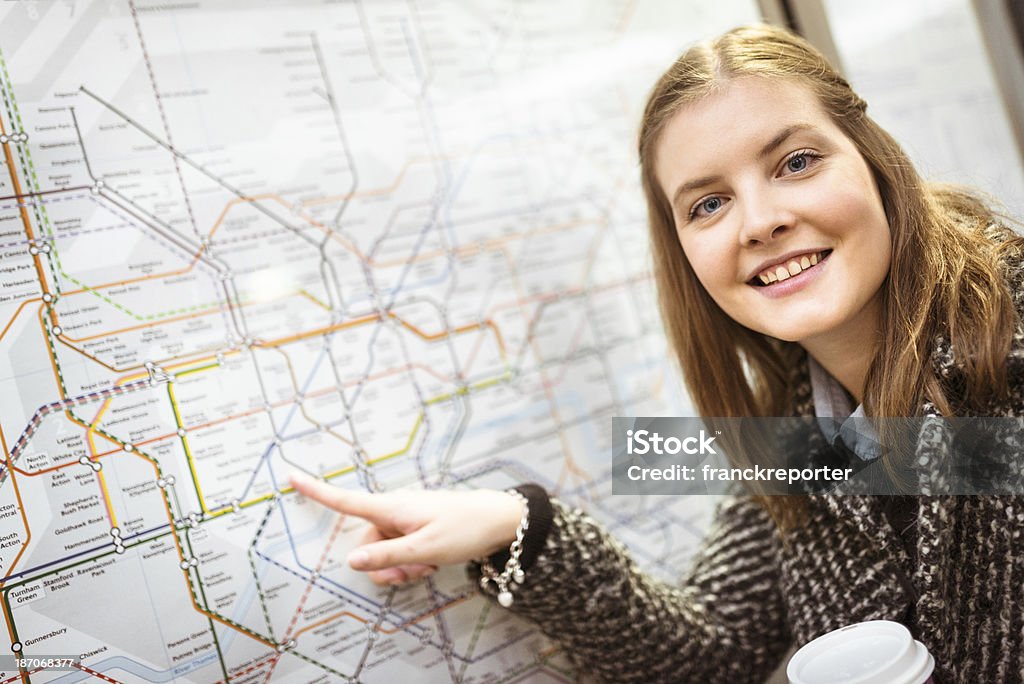 Турист в Лондоне, пьющий кофе и глядя на карте - Стоковые фото Карта роялти-фри