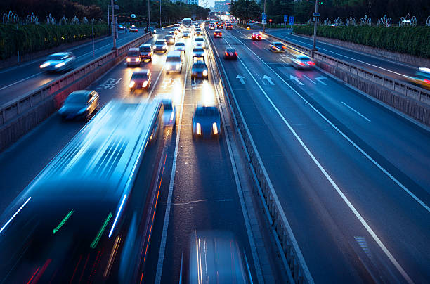 tráfico de la ciudad de noche - autopista de cuatro carriles fotografías e imágenes de stock