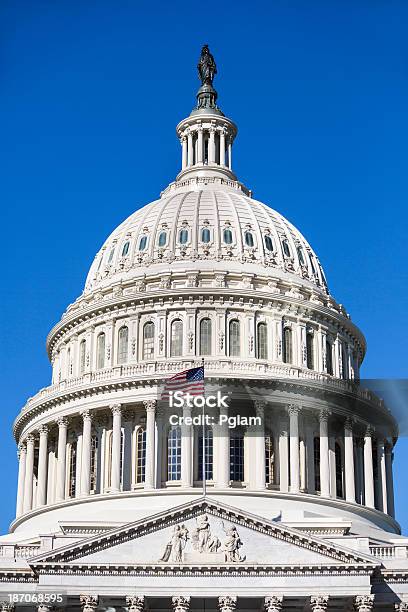 Capitol Building Und Die Amerikanische Flagge Stockfoto und mehr Bilder von Amerikanische Flagge - Amerikanische Flagge, Amerikanischer Kongress, Architektur