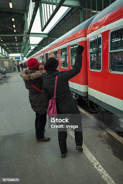 Foto de Duas Mulheres Na Estação De Trem Acenando Para Um Amigo Em Trem e mais fotos de stock de Acenar