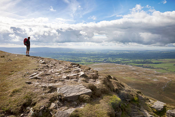 randonneur au sommet de ingleborough hill - yorkshire dales photos et images de collection