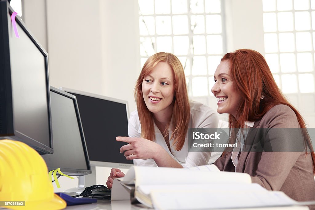 Bussinesswomen di lavoro - Foto stock royalty-free di 25-29 anni