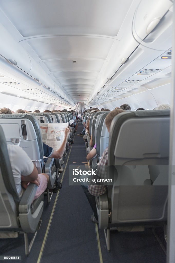 Guardare avanti all'interno di un airbus a319 - Foto stock royalty-free di Aeroplano