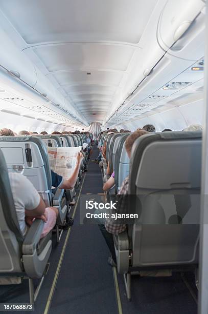 Guardare Avanti Allinterno Di Un Airbus A319 - Fotografie stock e altre immagini di Aeroplano - Aeroplano, Ambientazione interna, Interno di veicolo