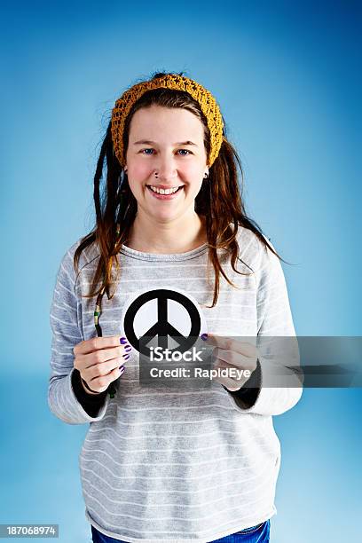 ハッピー Hippie ギブ平和できることをお勧めします - 平和の象徴のストックフォトや画像を多数ご用意 - 平和の象徴, 1960～1969年, 1人