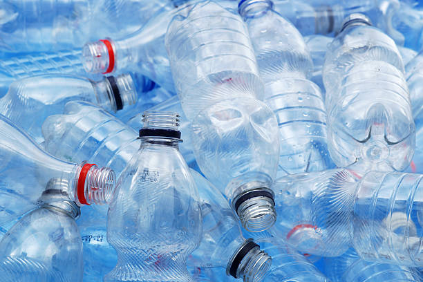 грязные пластиковые бутылки - plastic стоковые фото и изображения