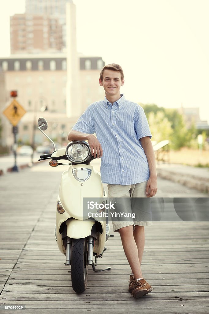 Retrato de jovem com Bicicleta Motorizada Scooter na cidade urbana - Foto de stock de 16-17 Anos royalty-free