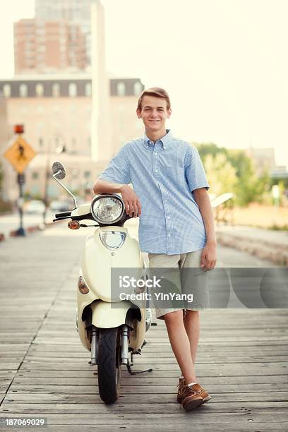 Foto de Retrato De Jovem Com Bicicleta Motorizada Scooter Na Cidade Urbana e mais fotos de stock de 16-17 Anos