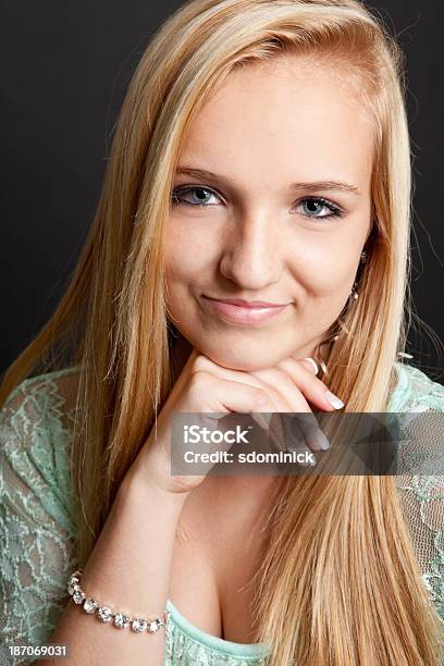 Retrato De Uma Bela Teen Menina - Fotografias de stock e mais imagens de 14-15 Anos - 14-15 Anos, Adolescente, Beleza