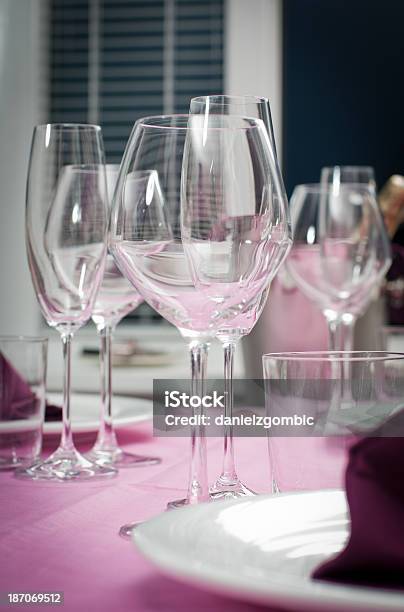 Kristallgläser Auf Einem Schreibtisch Stockfoto und mehr Bilder von Alkoholisches Getränk - Alkoholisches Getränk, Champagnerglas, Eleganz