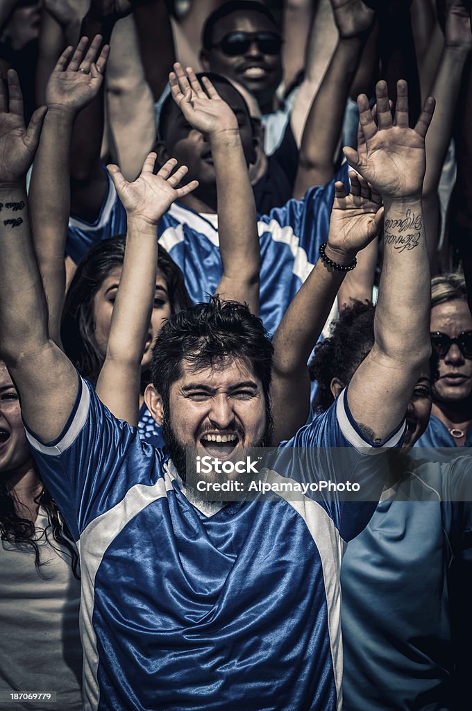 Fans mit erhöhter Armen jubeln für Ihr team - Lizenzfrei Amerikanischer Football Stock-Foto