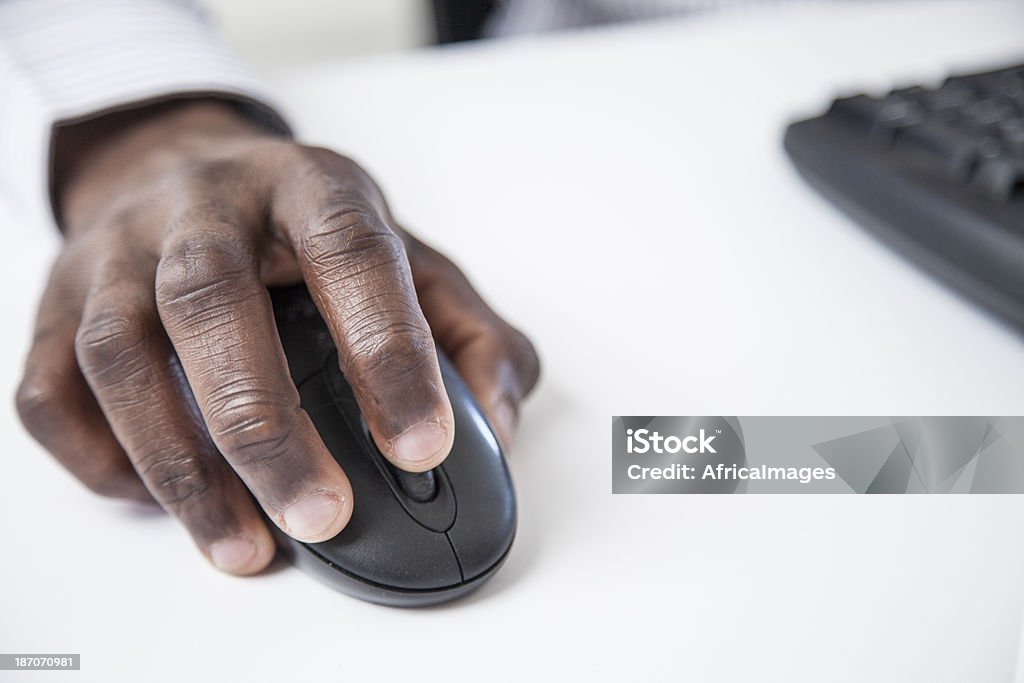 アフリカの実業家のコンピューターのマウスを使用し - コンピュータマウスのロイヤリティフリーストックフォト
