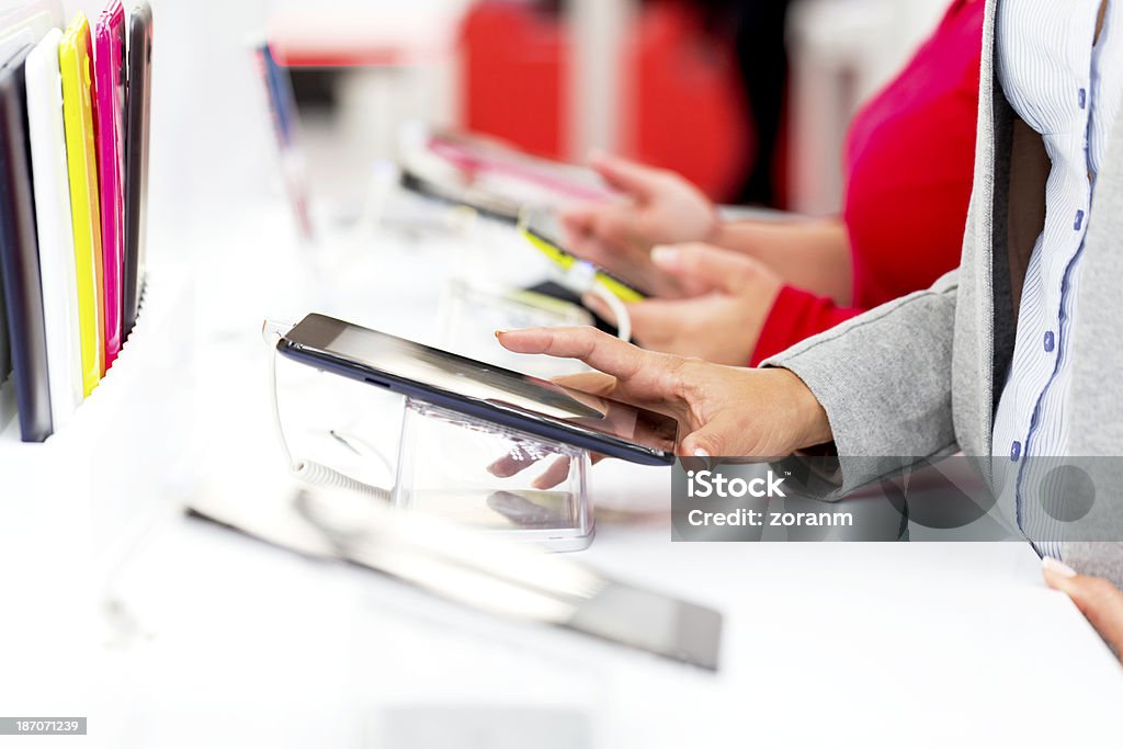 구매 디지탈 태블릿 - 로열티 프리 전자제품점 스톡 사진