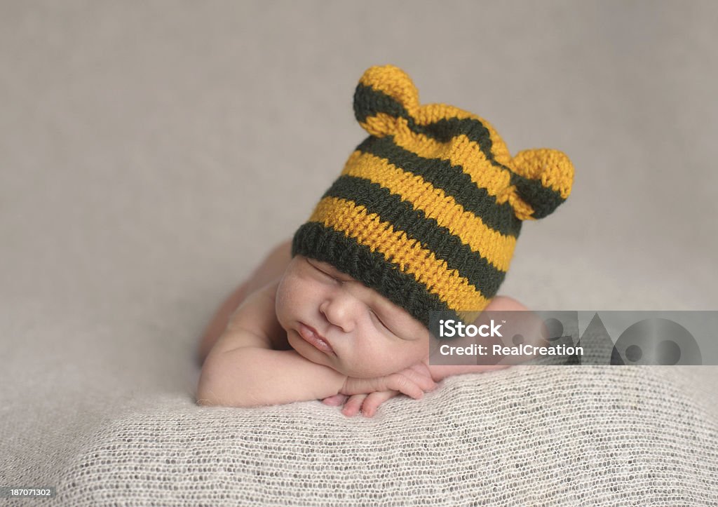 Couchage nouveau-né garçon au bonnet en tricot - Photo de Allongé sur le devant libre de droits