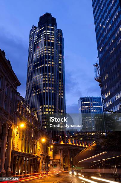 La Città Di Londra Di Notte Grattacieli - Fotografie stock e altre immagini di Acciaio - Acciaio, Affari, Affari internazionali