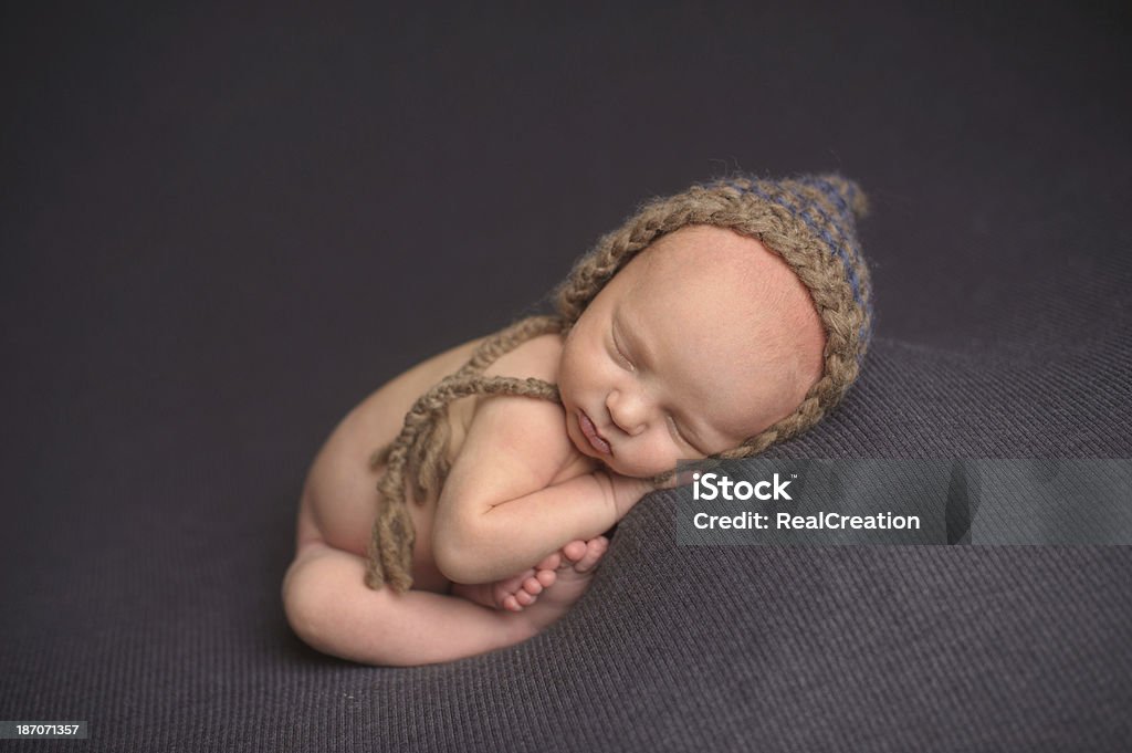 Niño recién nacido durmiendo en gorro de lana - Foto de stock de Acostado libre de derechos