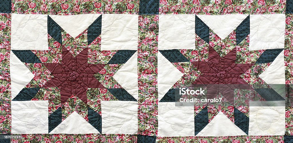 Antique handquilted motif d'étoiles.  Rouge, vert, bordeaux, blanc. - Photo de Édredon libre de droits