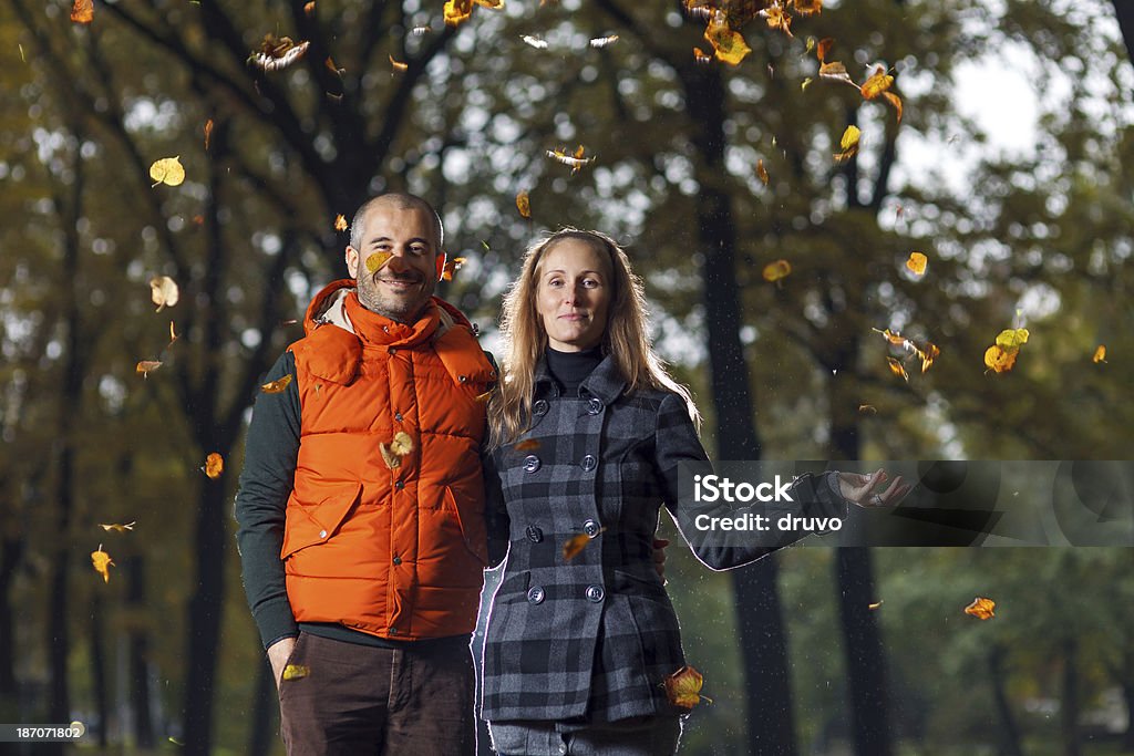 Молодая пара наслаждаясь Осень - �Стоковые фото 25-29 лет роялти-фри