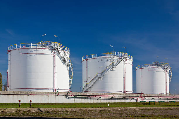 tanques de almacenaje de aceite - storage tank silo chemical factory fotografías e imágenes de stock