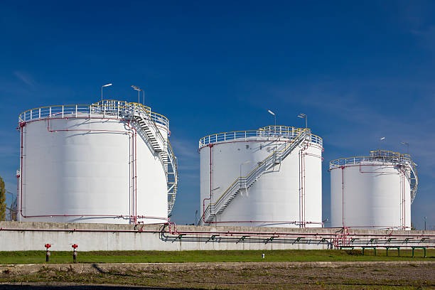 zbiorniki do przechowywania ropy naftowej - storage tank silo chemical factory zdjęcia i obrazy z banku zdjęć