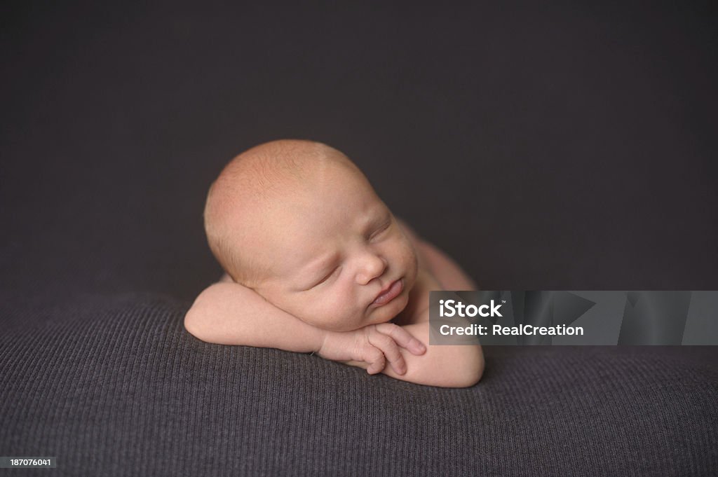 Recém-nascido dormindo nos braços - Foto de stock de Bebê royalty-free