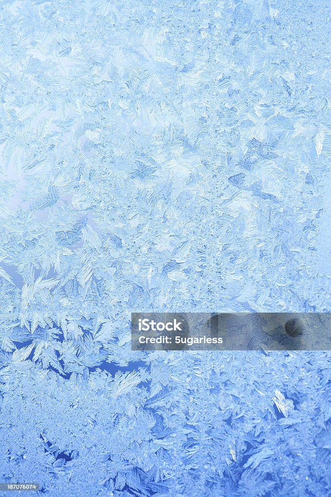 冷たい模様で冬のウィンドウ - 雪の結晶のロイヤリティフリーストックフォト