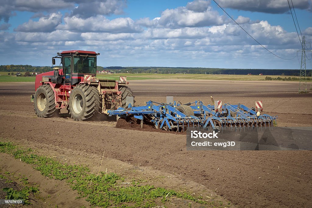 Большой трактор вспашка поле - Стоковые фото Трактор роялти-фри
