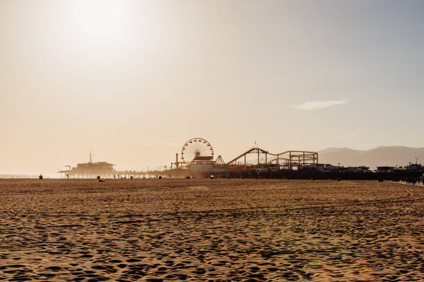 화창한 날의 산타 모니카 부두 - santa monica beach beach california wave 뉴스 사진 이미지