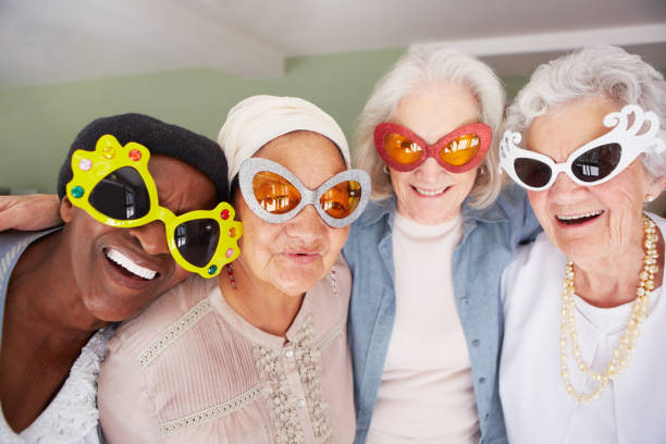 a vovó nunca poderá ser esse incrível! - sunglasses women smiling portrait - fotografias e filmes do acervo