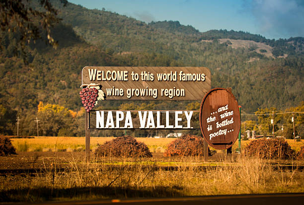 napa, kalifornien, usa, willkommen zeichen in der nähe der weingüter - napa valley vineyard sign welcome sign stock-fotos und bilder