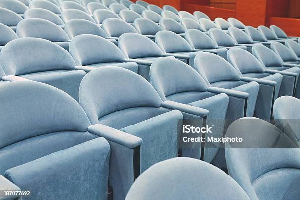 Linhas De Cadeiras Vazias - Fotografias de stock e mais imagens de Arte - Arte, Arte, Cultura e Espetáculo, Assento