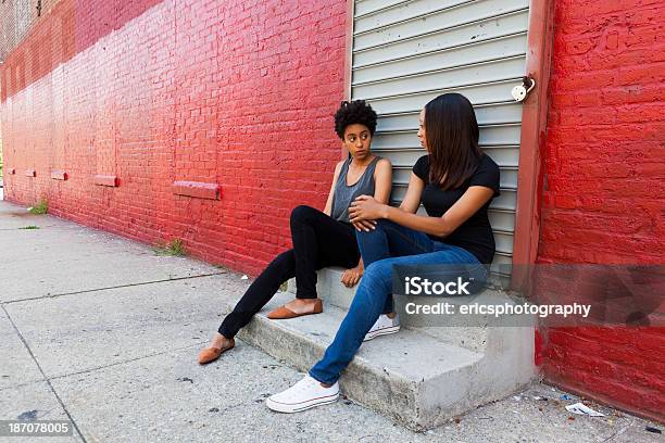 Kobieta Znajomych - zdjęcia stockowe i więcej obrazów Smutek - Smutek, Nowy Jork, Przyjaźń