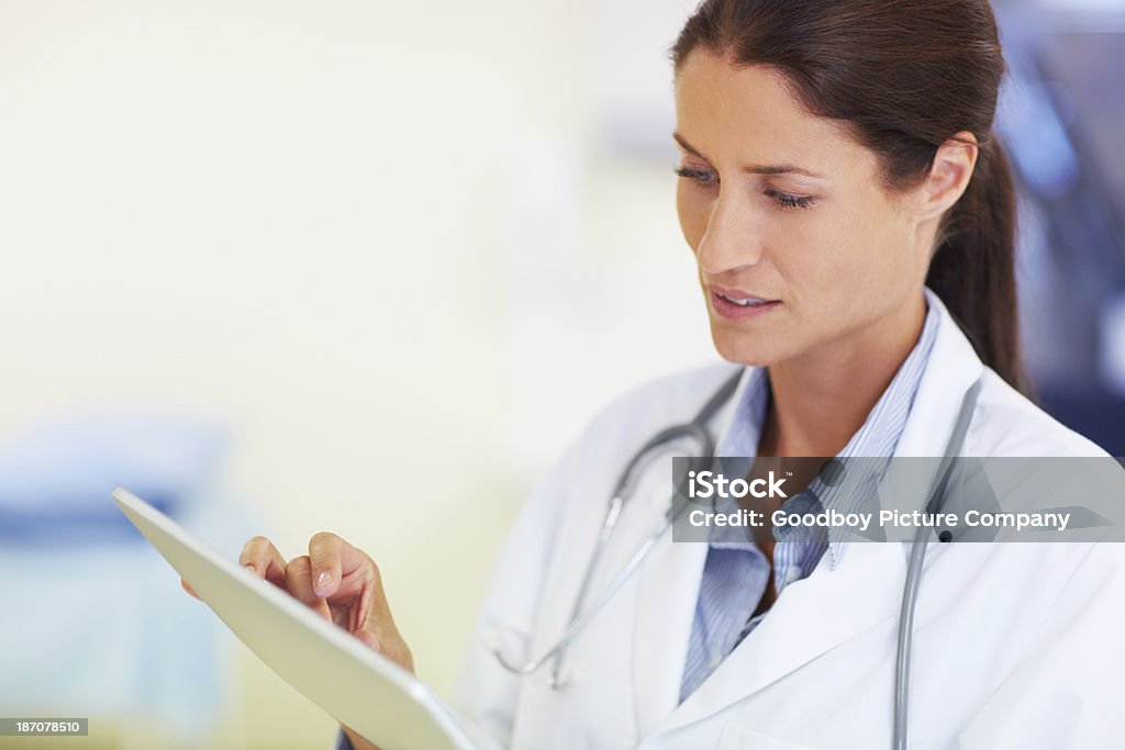 Restare aggiornati con online riviste mediche - Foto stock royalty-free di Sanità e medicina