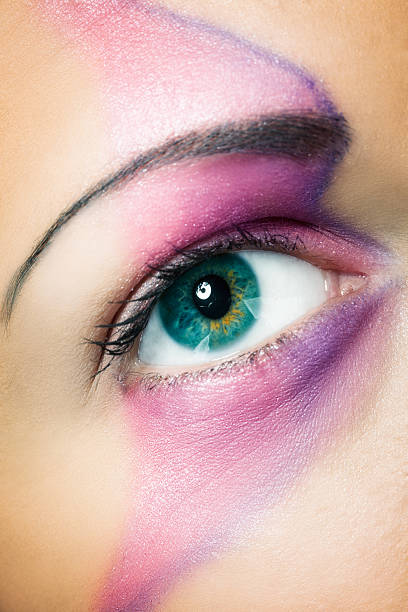 крупным планом красивые голубые глаза с драматический макияж - make up eyelash women beauty стоковые фото и изображения