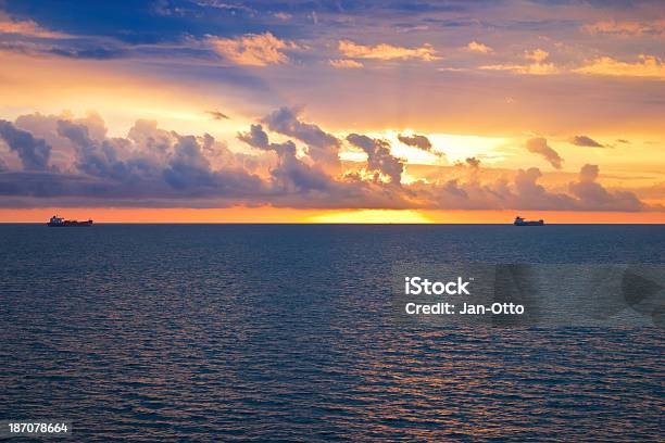 Foto de Pôrdosol No Mar Do Norte e mais fotos de stock de Barco de passageiros - Barco de passageiros, Cena de tranquilidade, Cloudscape