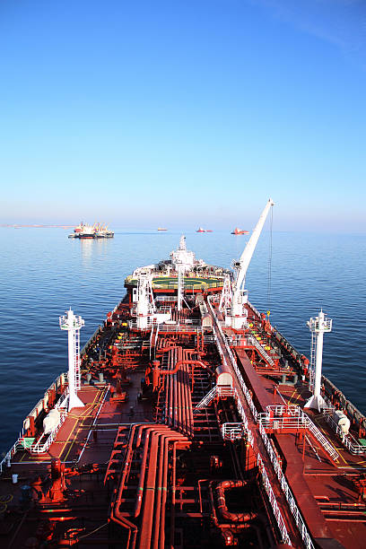 tankschiff mit anker - oil tanker tanker oil sea stock-fotos und bilder