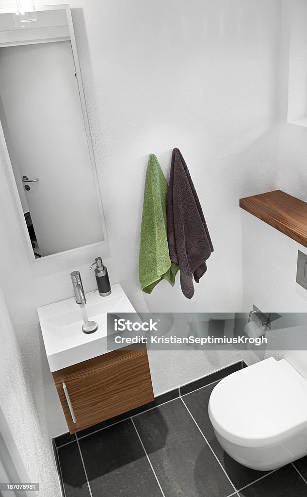 小さめのゲスト用トイレ、洗面台とタオル - お手洗いのロイヤリティフリーストックフォト