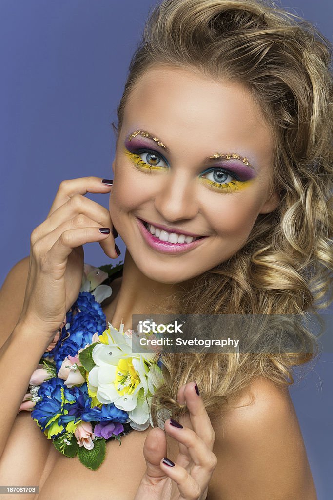 Linda garota usando colar de flores - Foto de stock de Adulto royalty-free