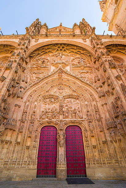 portail de nouvelle cathédrale de salamanque, en espagne - architectural styles western europe salamanca province european culture photos et images de collection