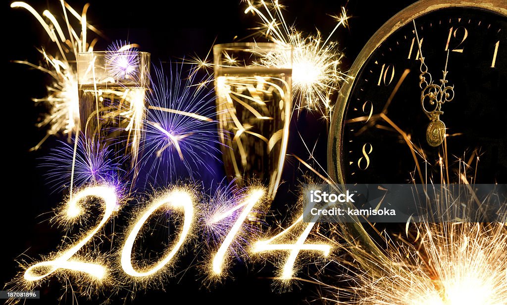 Bicchieri di Champagne con fuochi d'artificio Infront di frizzante 2014 e Clock - Foto stock royalty-free di 2014