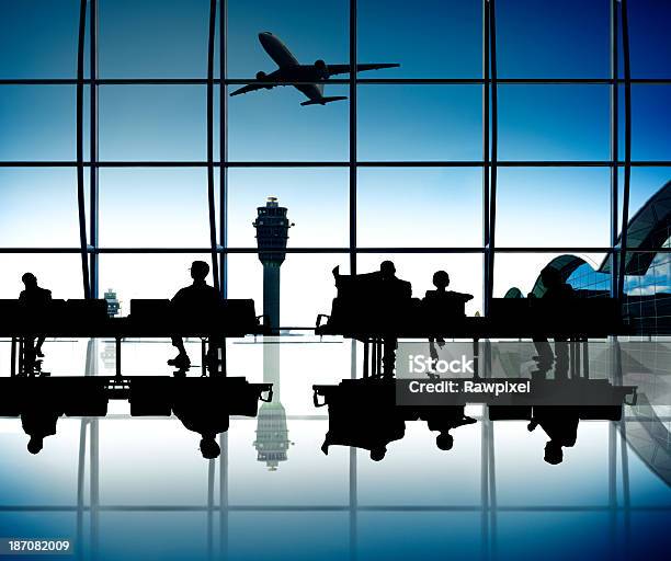 Warten Am Flughafen Stockfoto und mehr Bilder von Abflugbereich - Abflugbereich, Abschied, Abwarten