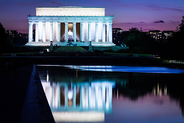 lincoln memorial at sunset en washington, d.c.  , emblemático - abraham lincoln washington dc statue president fotografías e imágenes de stock