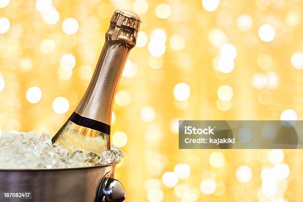 Photo libre de droit de Champagne banque d'images et plus d'images libres de droit de Flûte à champagne - Flûte à champagne, Bouteille, Champagne